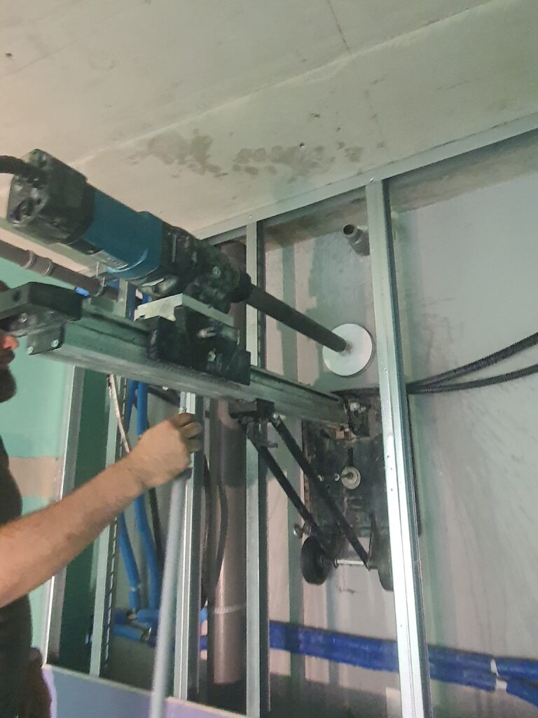 Vizes magfúrás, hűtött fúrókoronával dolgozunk kültérben és nedves környezetben, optimális a kemény anyagokhoz.