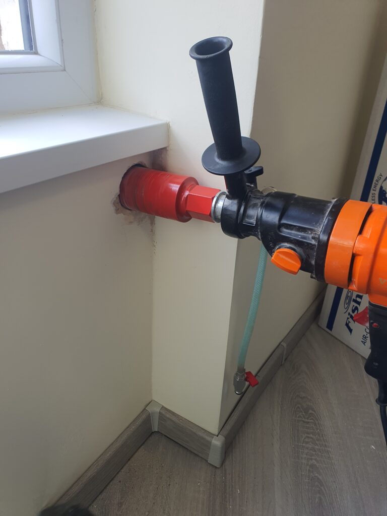 Száraz magfúrás. Pormentes, tiszta kivitelezés beltérben, minimális zajhatással.